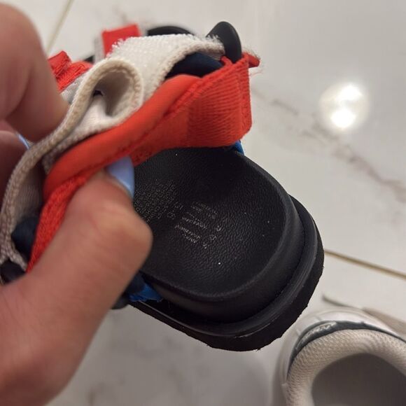 Toddlers Sporty Sandals - Like New - Velcro Straps - GAP Kids - Size 5-6 - Picture 4 of 4